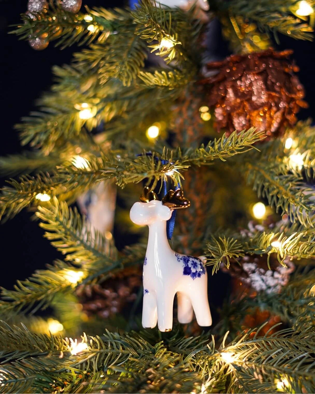 Rensdyr med små blå blomster og guldfarvet gevir - Juleophæng i porcelæn