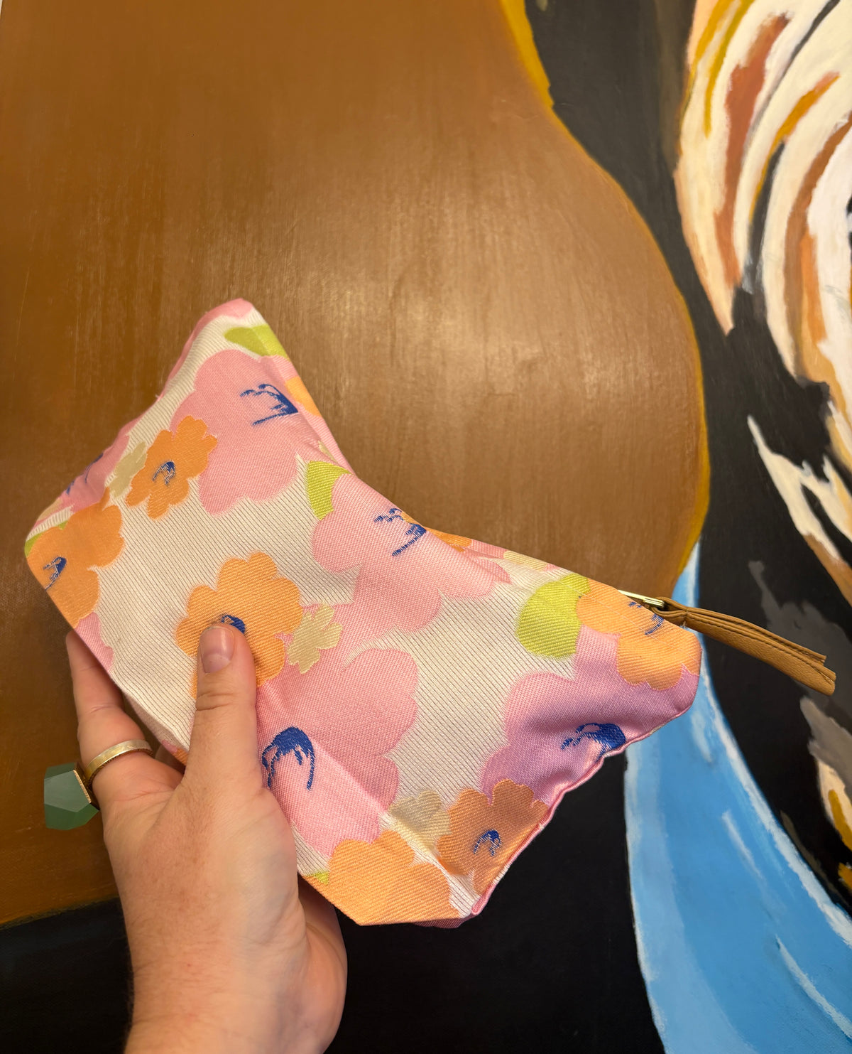 Stor Clutch med store lyserøde / orange blomster på hvid baggrund| 27x18 cm