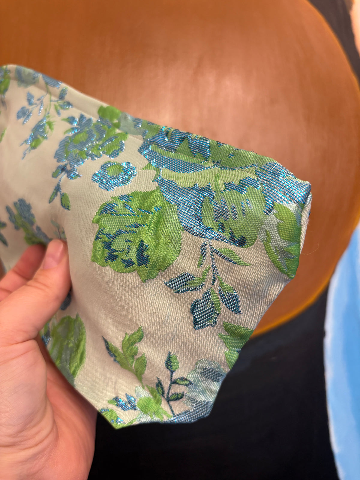 Stor Clutch i mint grøn med grønnest blå blomster / blade med glimmer | 27x18 cm