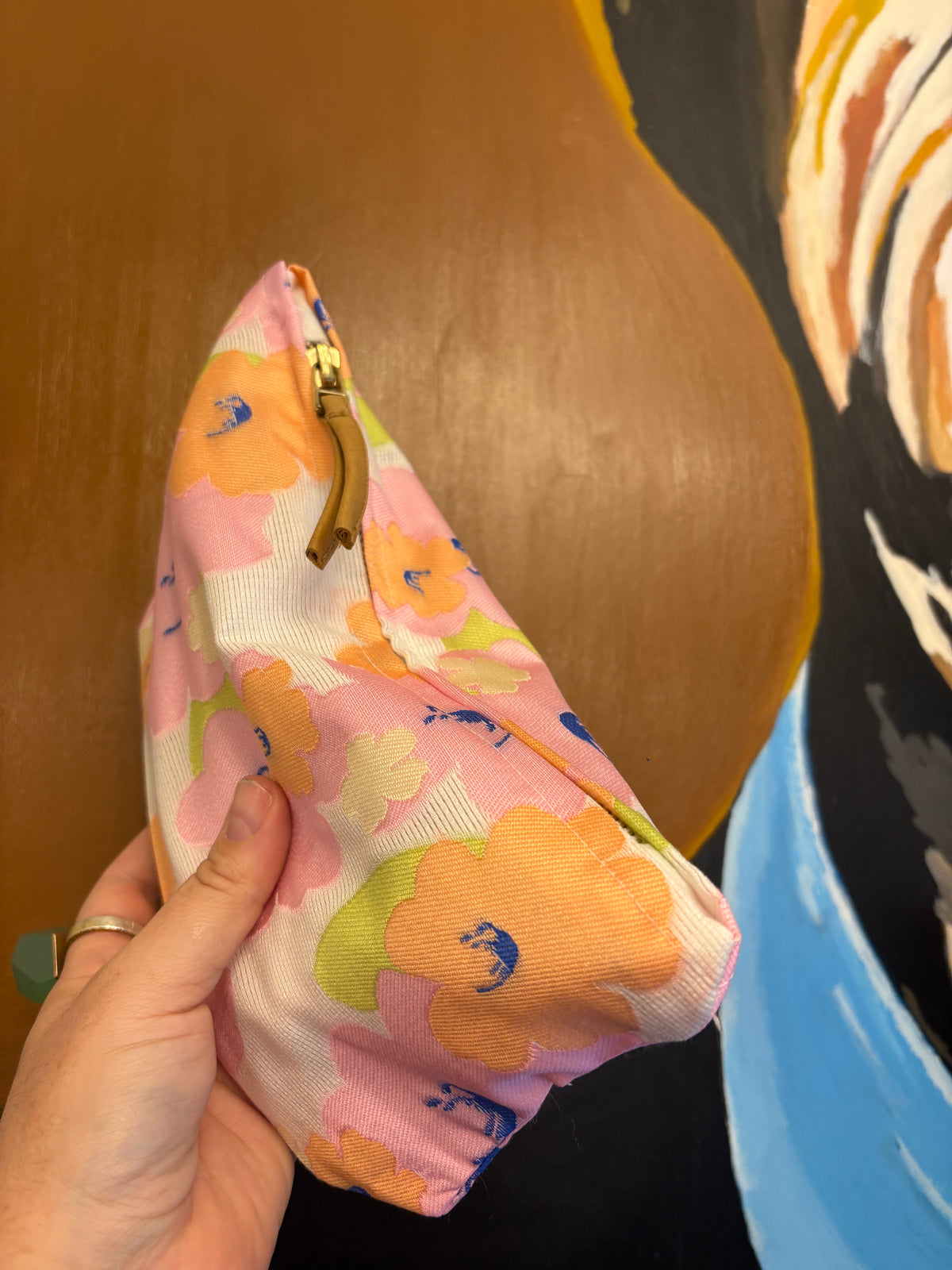 Stor Clutch med store lyserøde / orange blomster på hvid baggrund| 27x18 cm