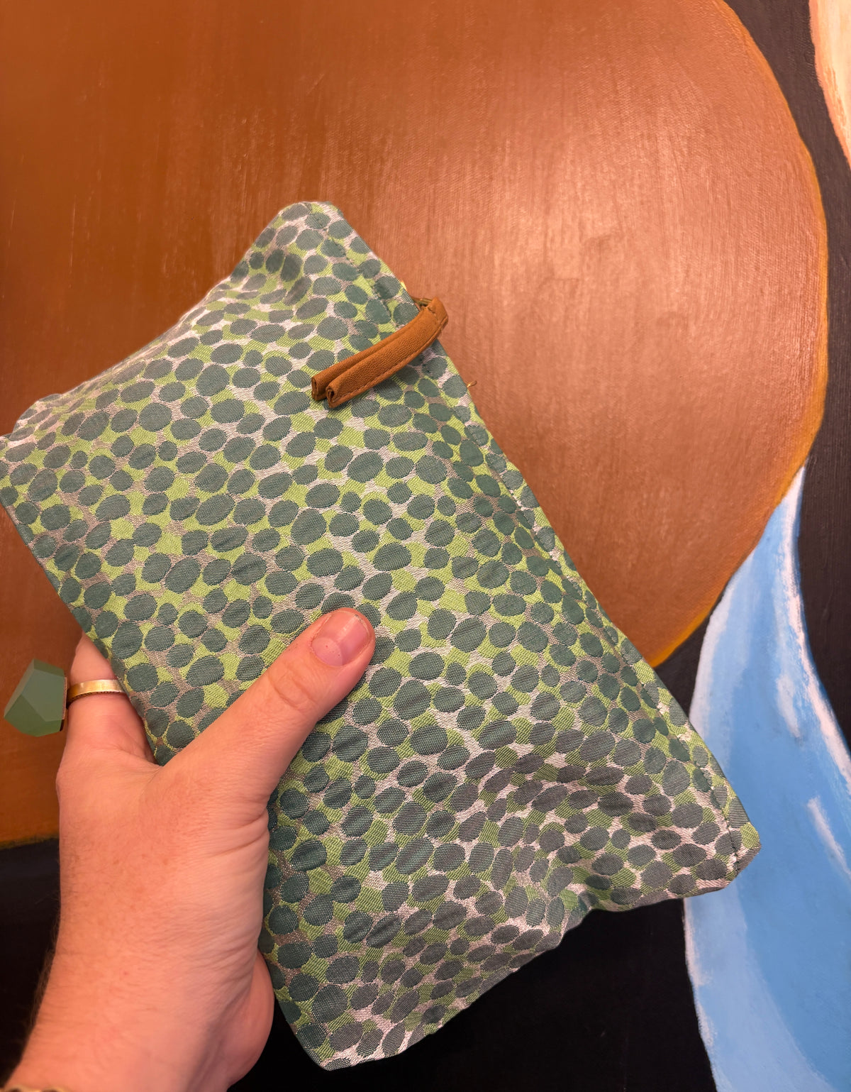 Stor Clutch i grøn med prikker | 27x18 cm
