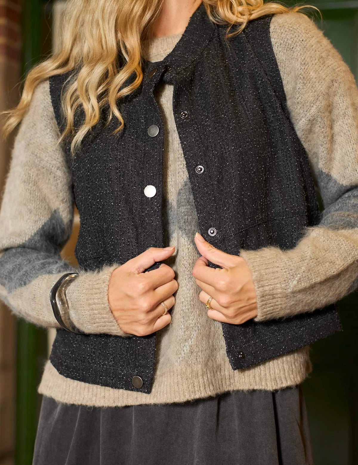 Denimvest med høj hals og metalknapper