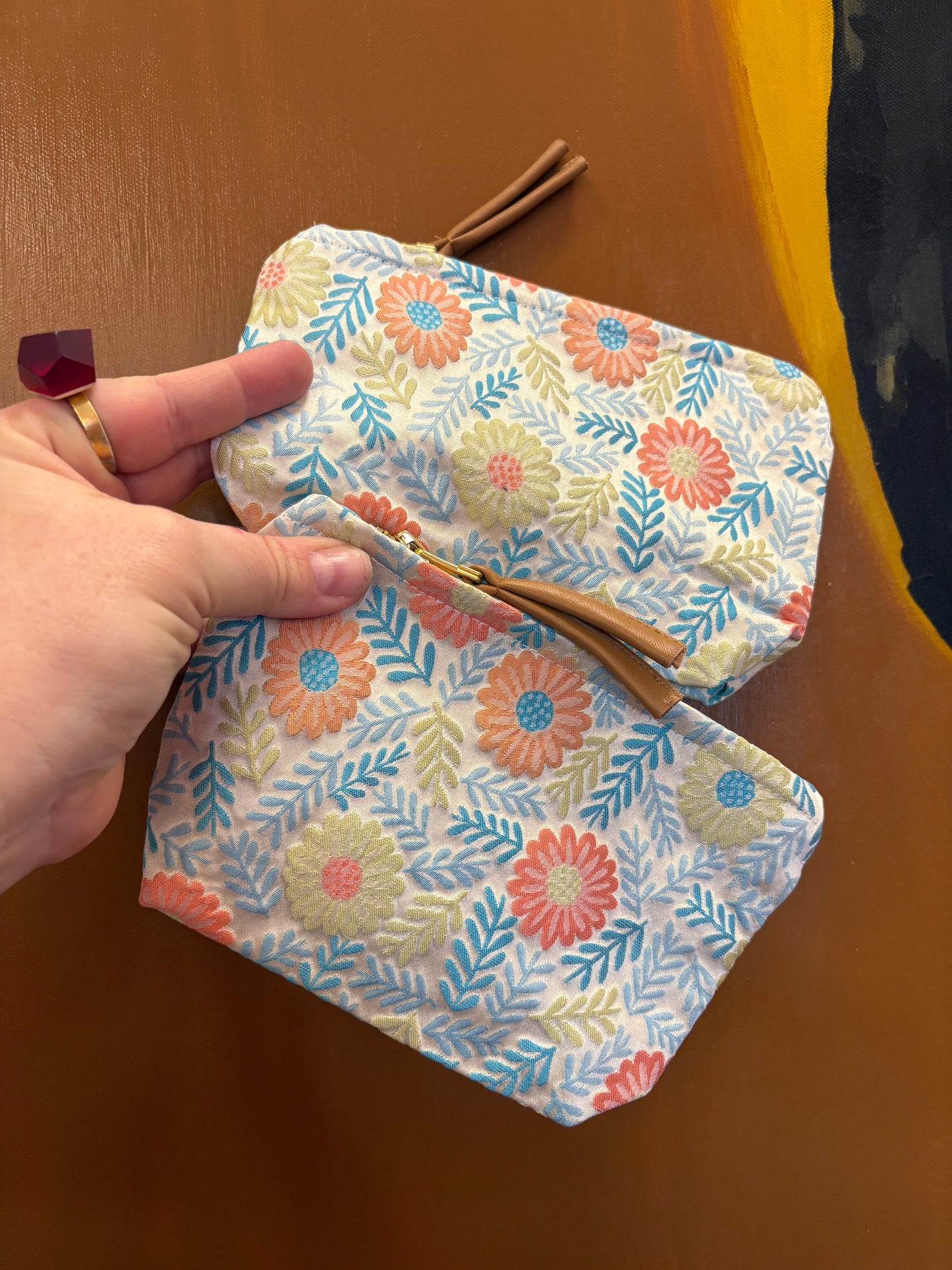 Lille clutch crem farve med blomster | 18 x 14 cm