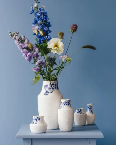 Base med små blå blomster – 14 cm