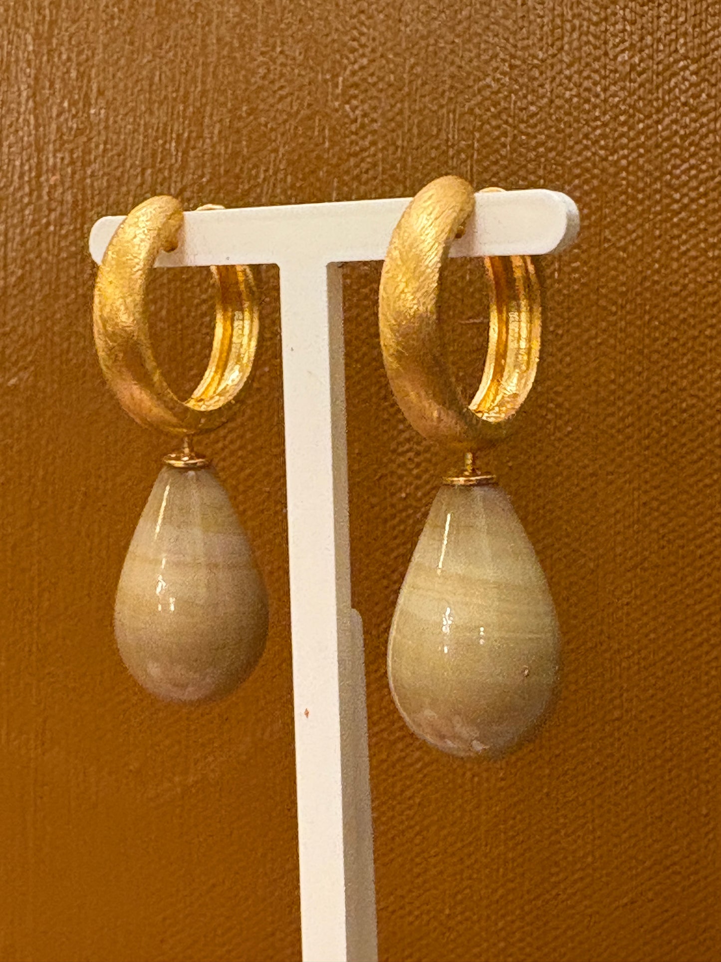 Mocca glasdråbe vedhæng forgyldt top 24x12 mm