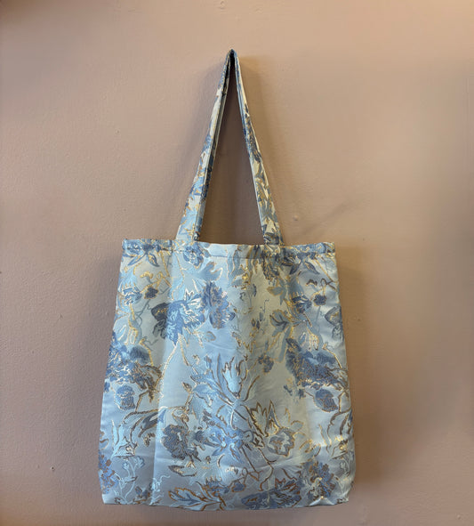 Skuldertaske i brokade resttekstil - lyseblå med mønster i blå og guld