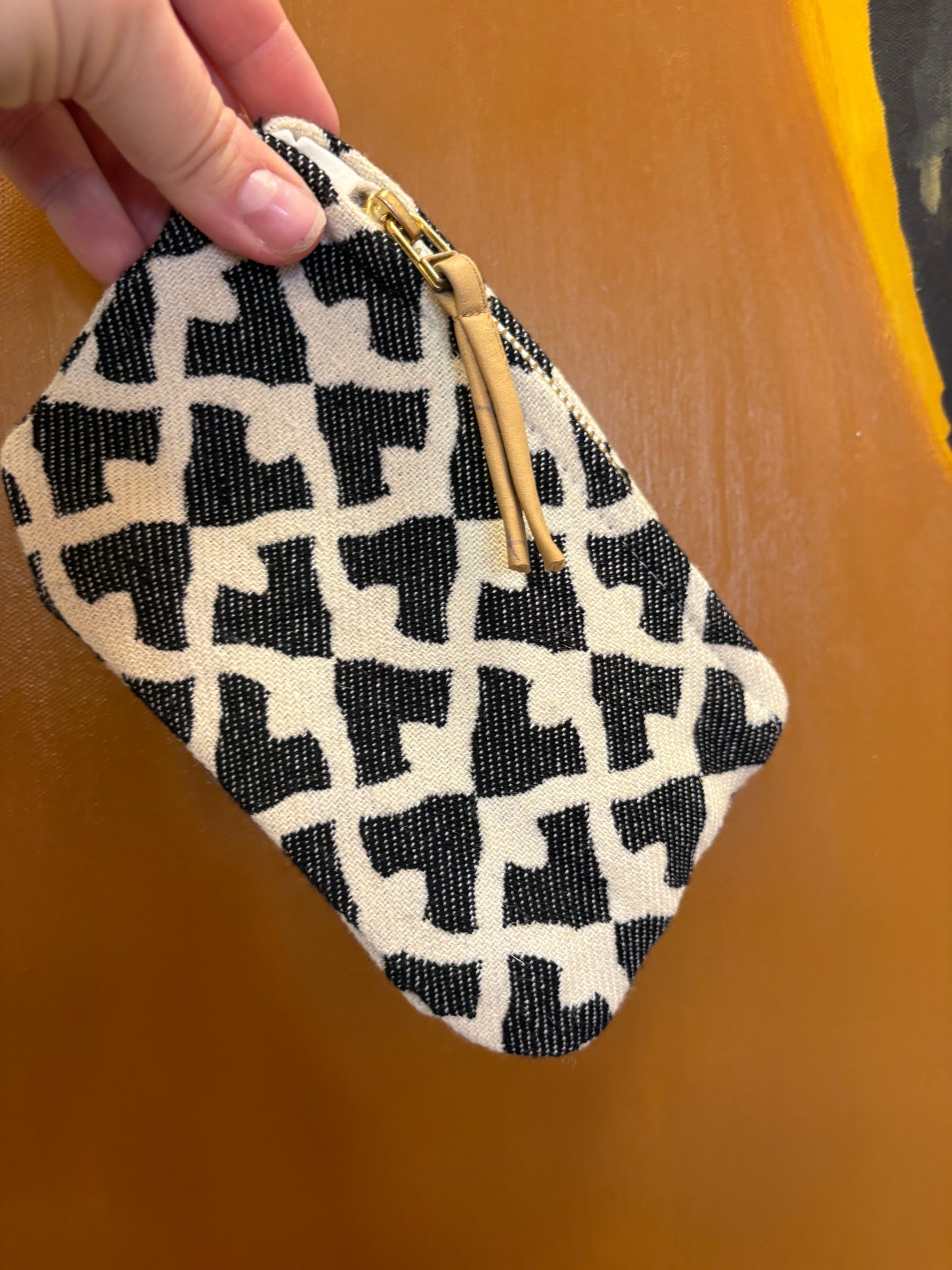 Lille clucht i hvid med sort mønster | 18 x 14 cm.