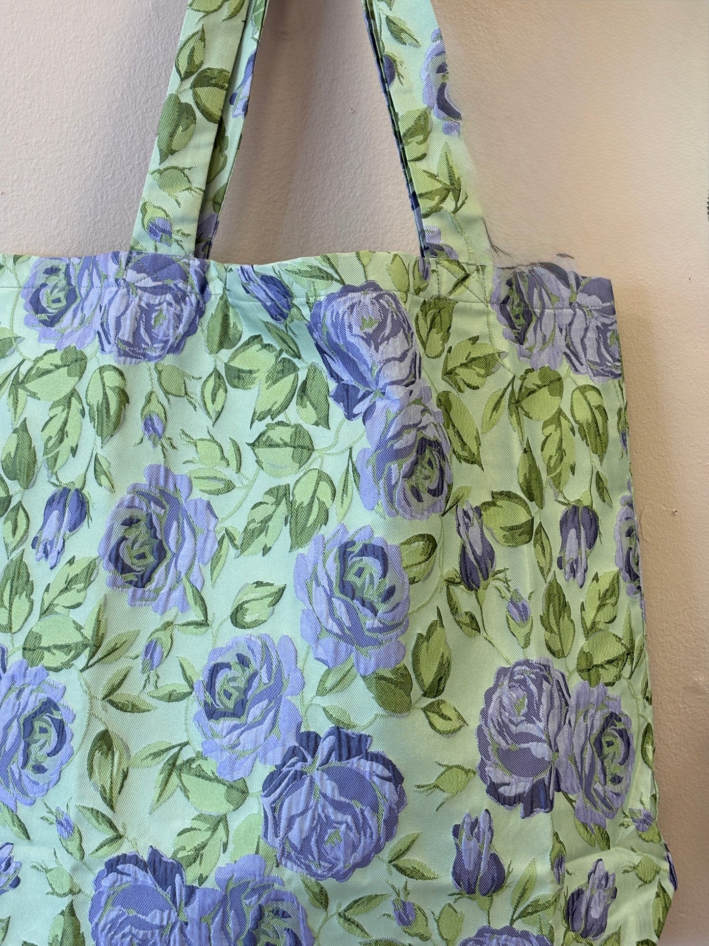 Skuldertaske i brokade resttekstil - lysegrøn med lilla blomster