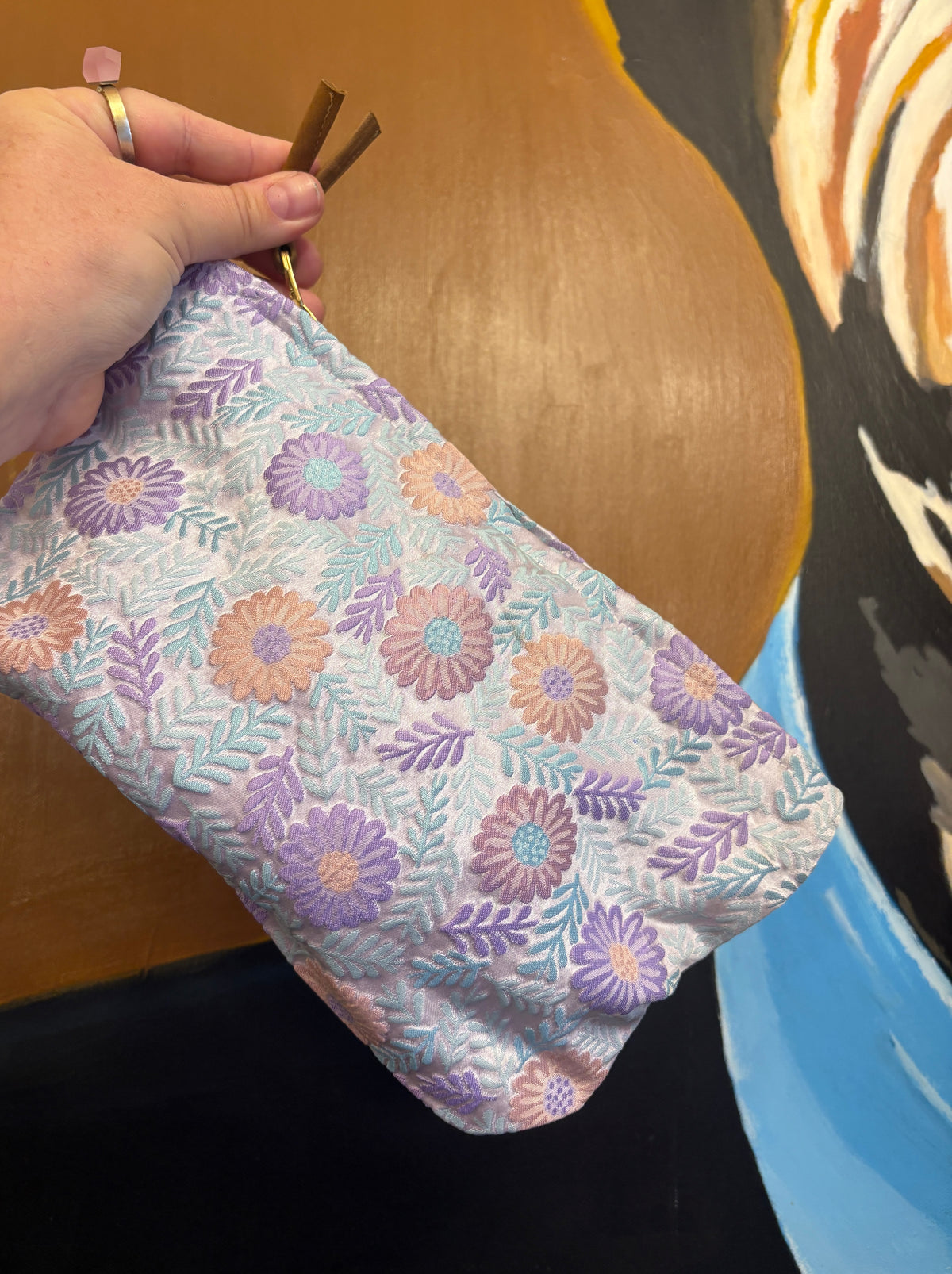Stor Clutch med lilla og koral farve blomster samt blå og lilla blade | 27x18 cm