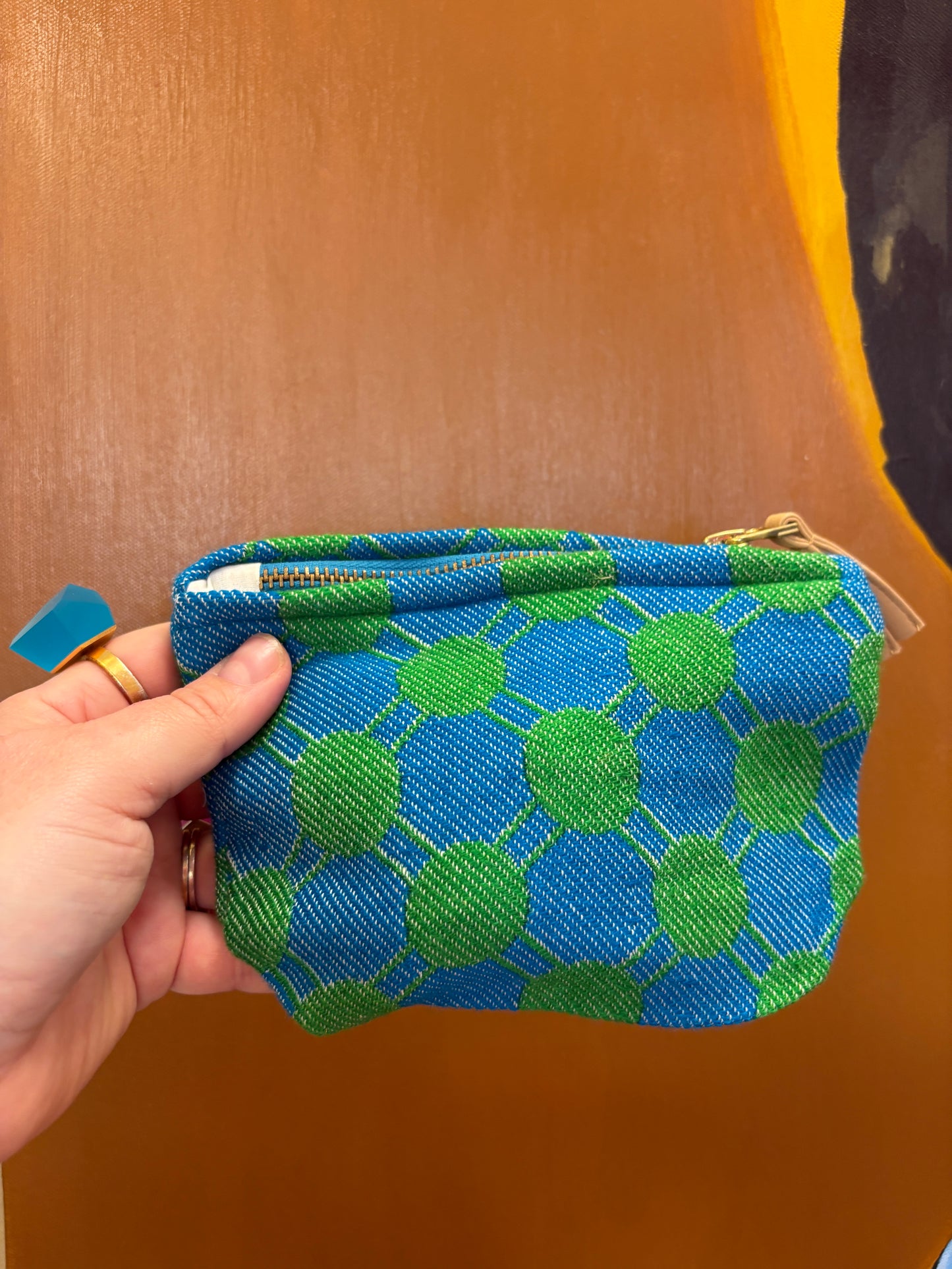 Lille clutch i mørke blå med grønne cirkler