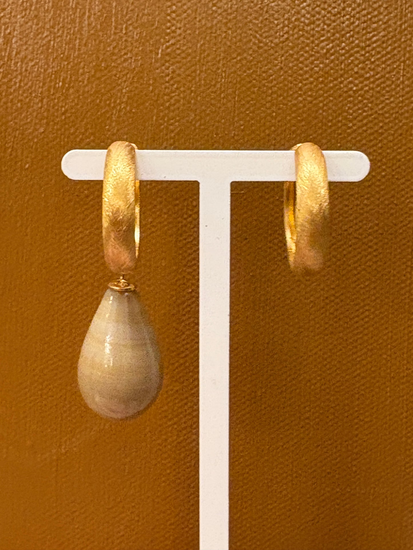 Mocca glasdråbe vedhæng forgyldt top 24x12 mm