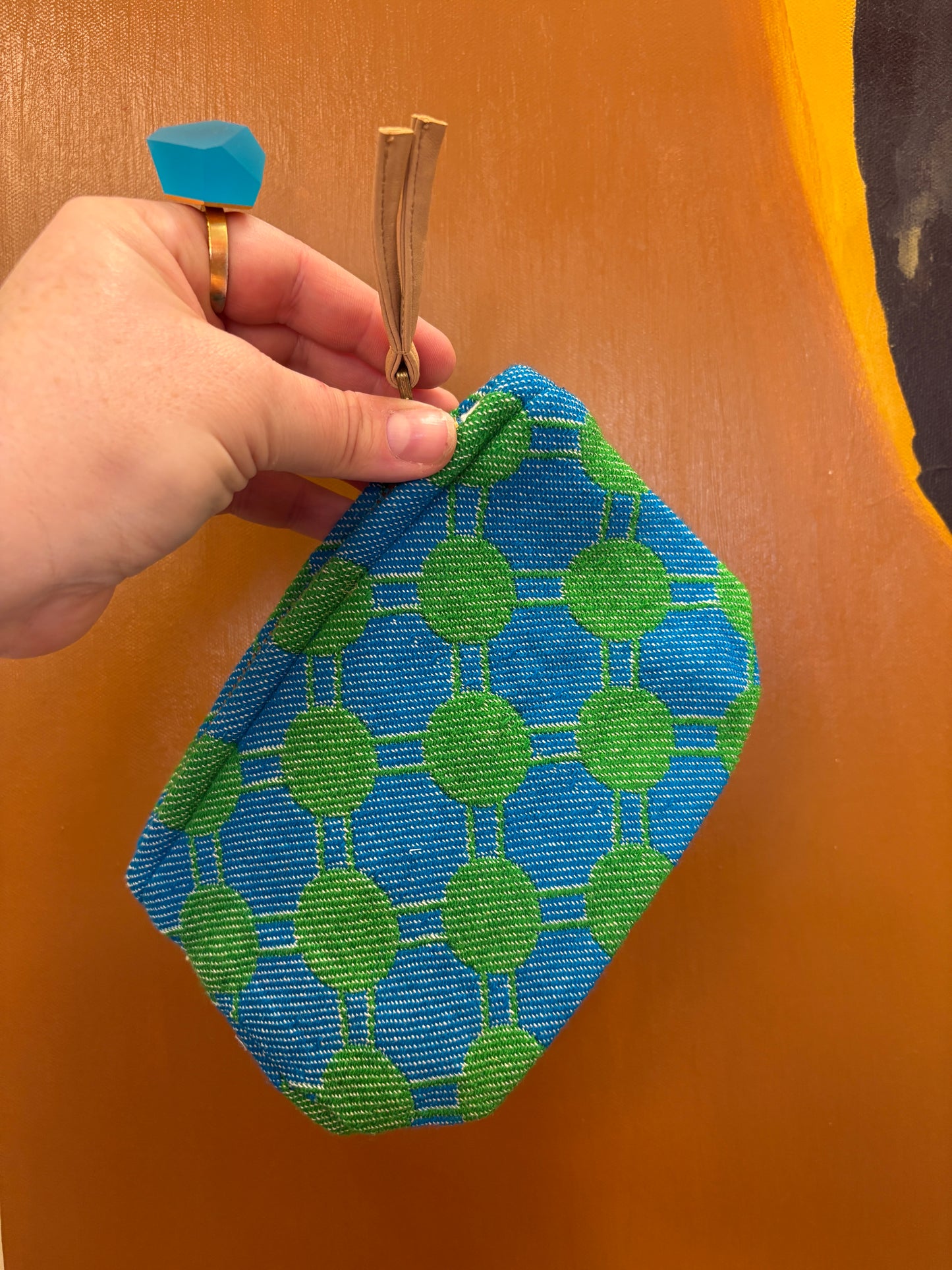 Lille clutch i mørke blå med grønne cirkler