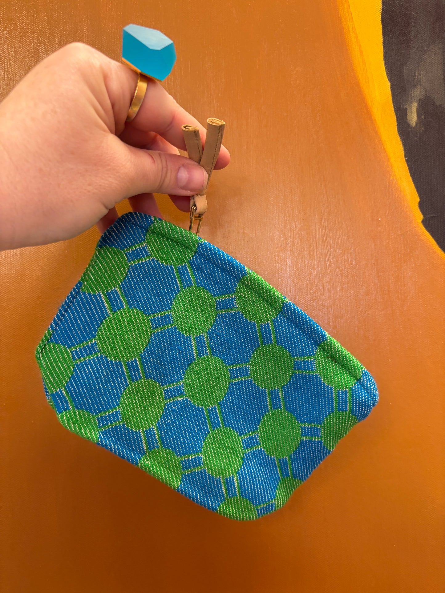 Lille clutch i mørke blå med grønne cirkler