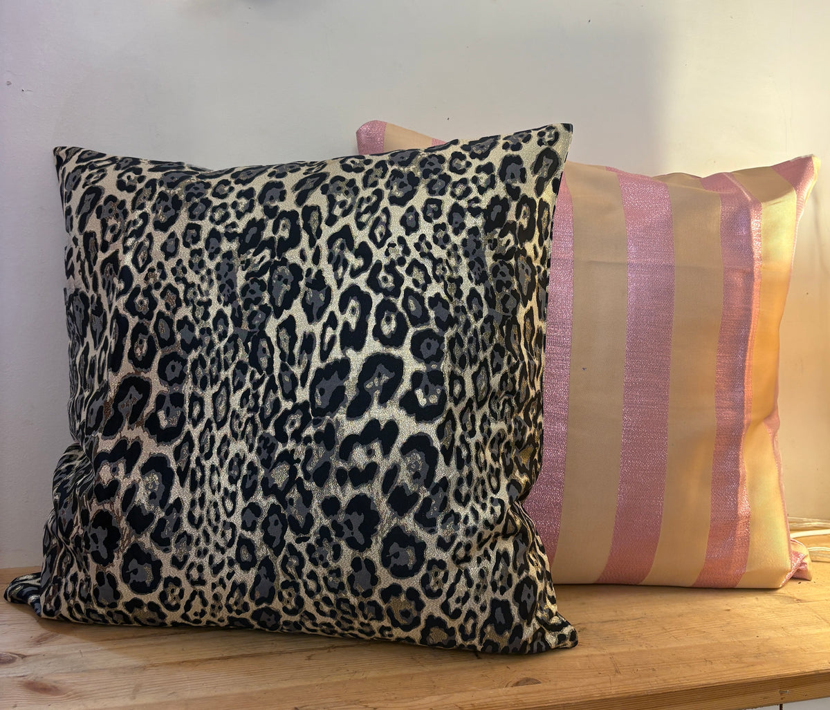 Pudebetræk 50x50 - Leopard mønster i sort, grå og crem guld mønster