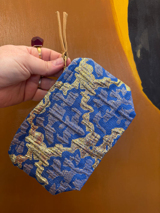 Lille mørkeblå clutch med guld mønster | 18 x 14 cm.
