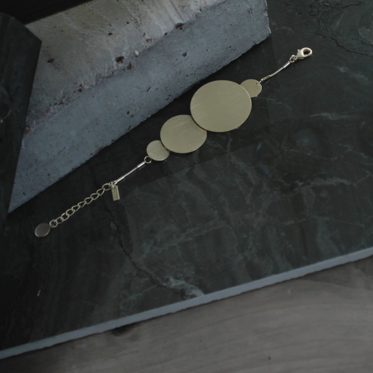 Grafisk armbånd, guld