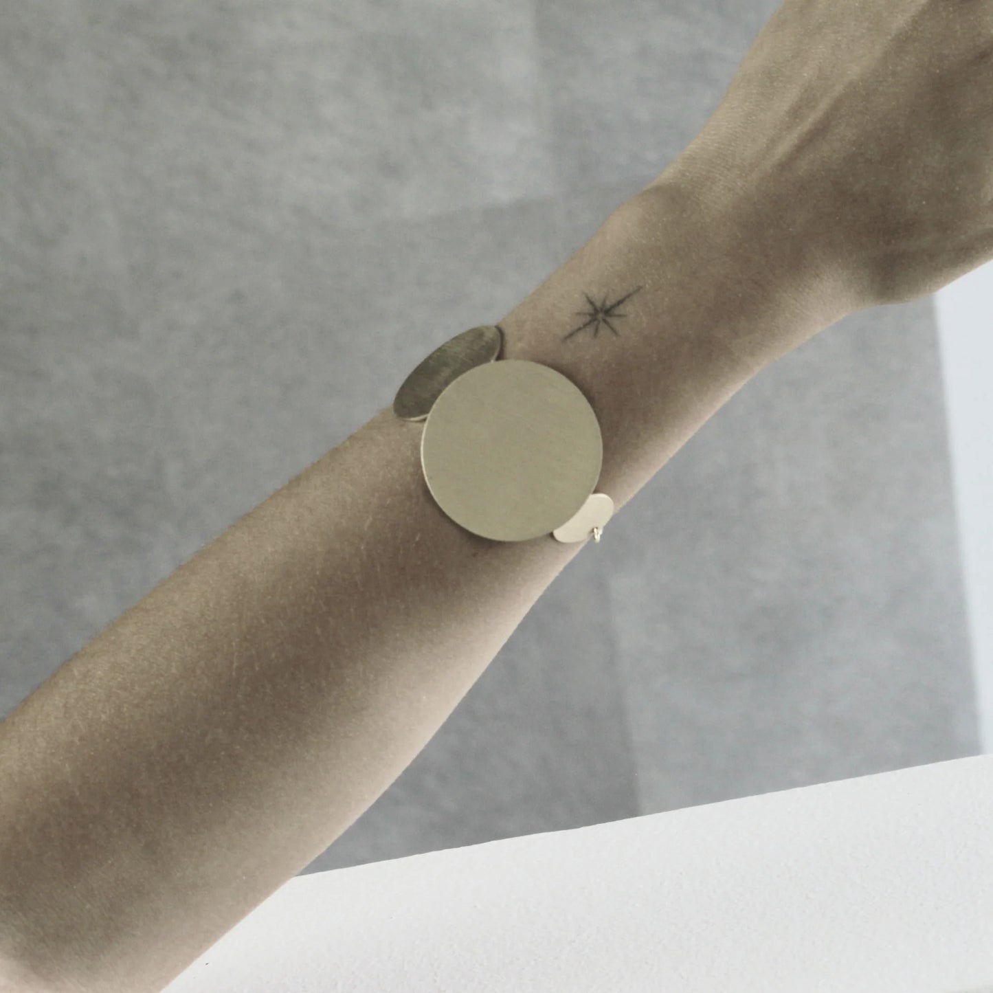 Grafisk armbånd, guld