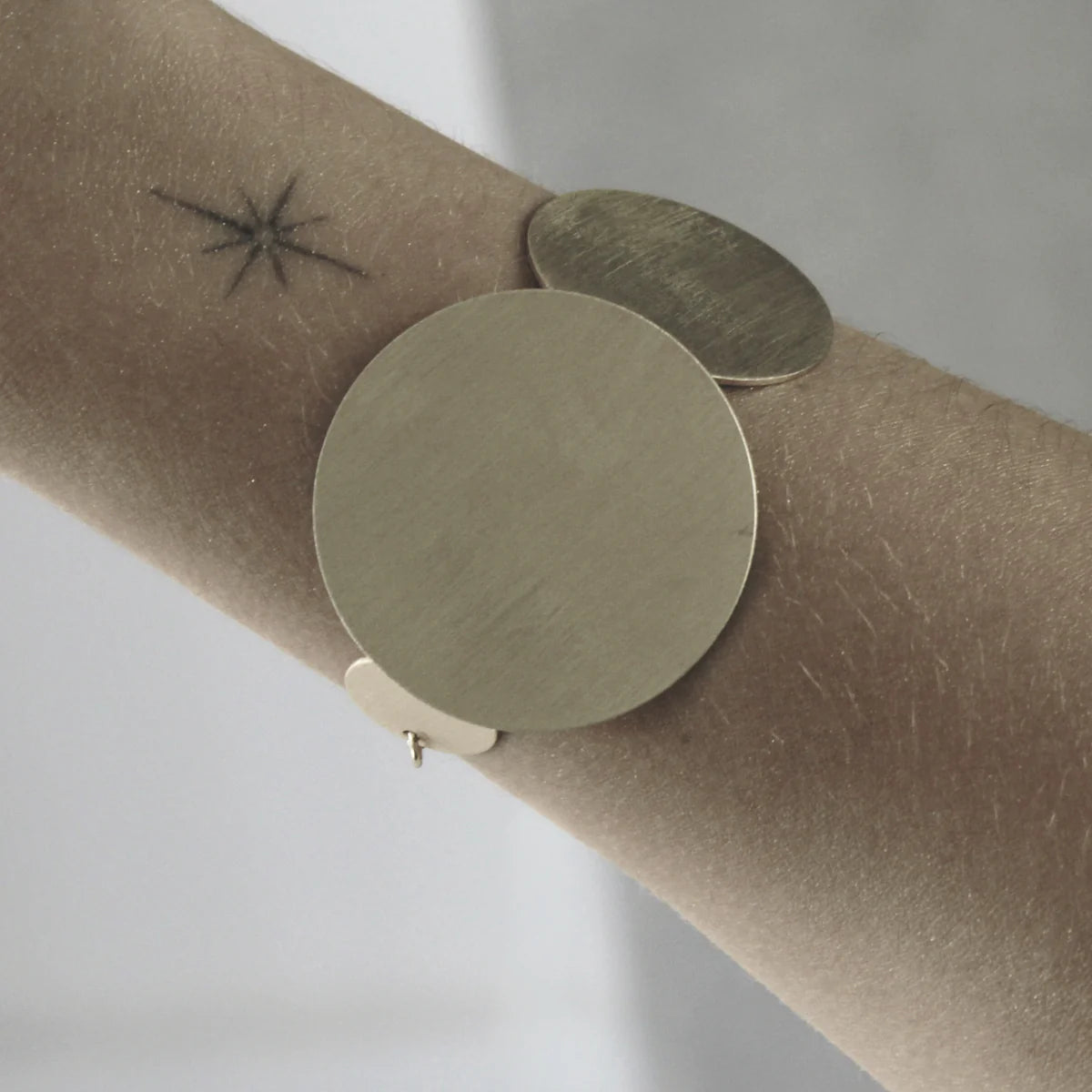 Grafisk armbånd, guld