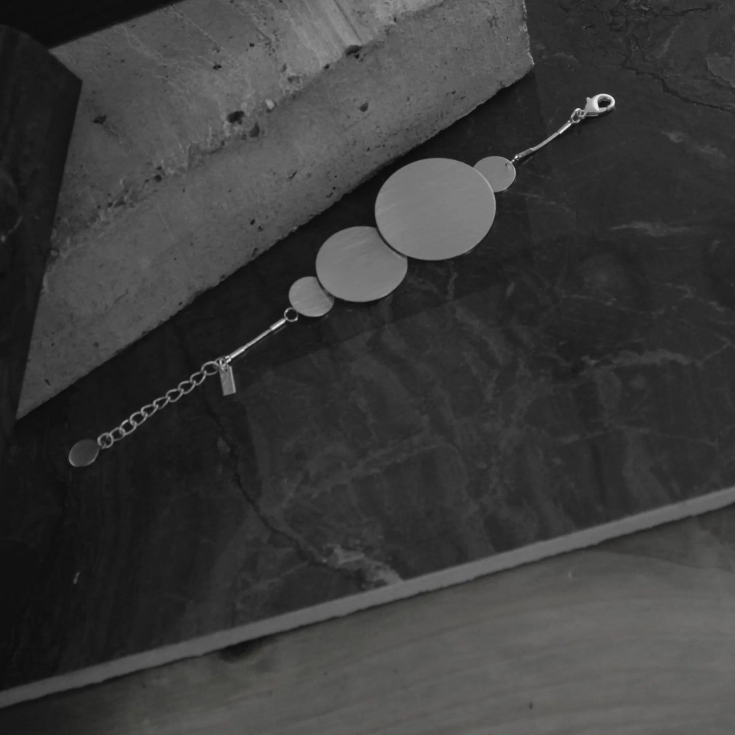 Grafisk armbånd, sølv