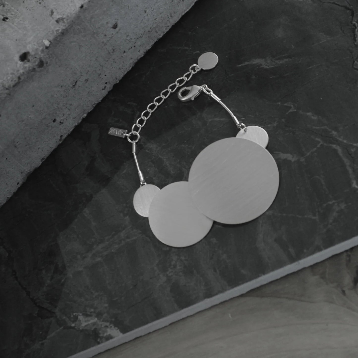 Grafisk armbånd, sølv