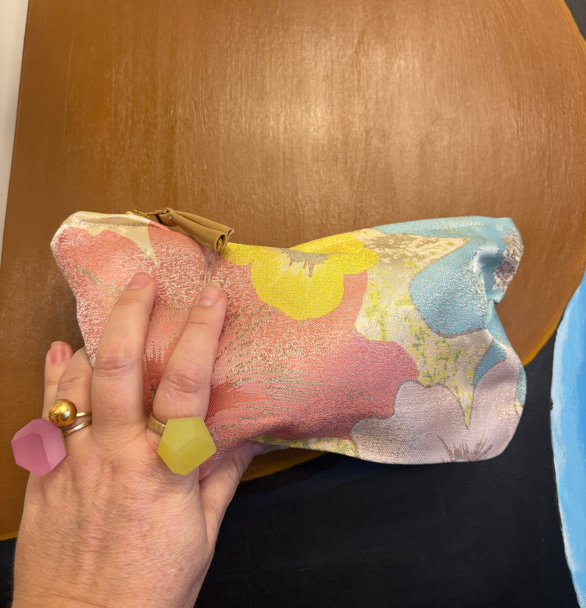 Stor Clutch med store blå, gule, grønne og koral farvede blomster  | 27x18 cm
