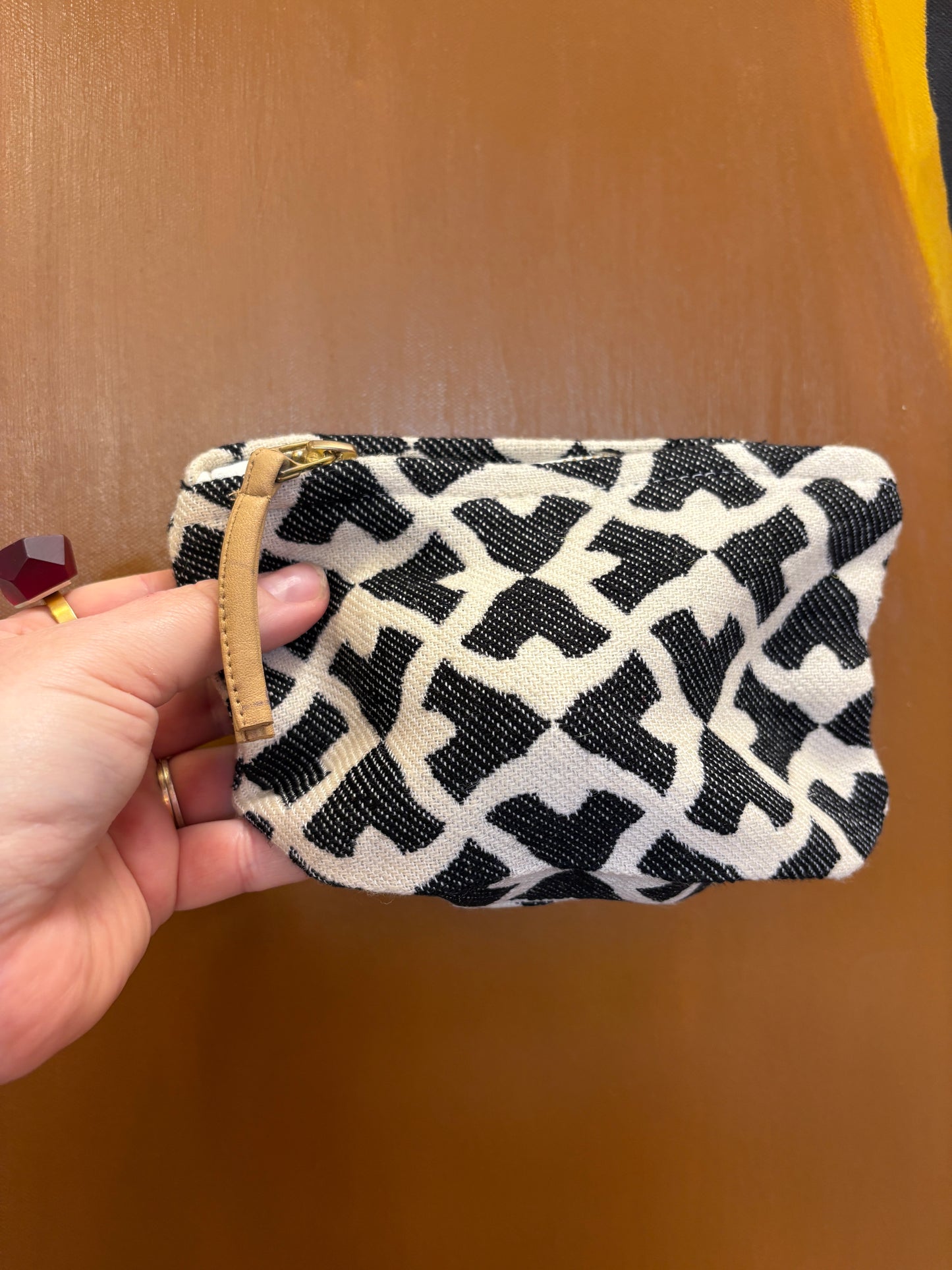 Lille clucht i hvid med sort mønster | 18 x 14 cm.