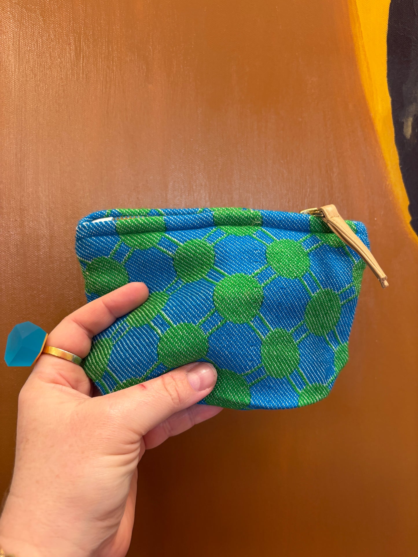 Lille clutch i mørke blå med grønne cirkler