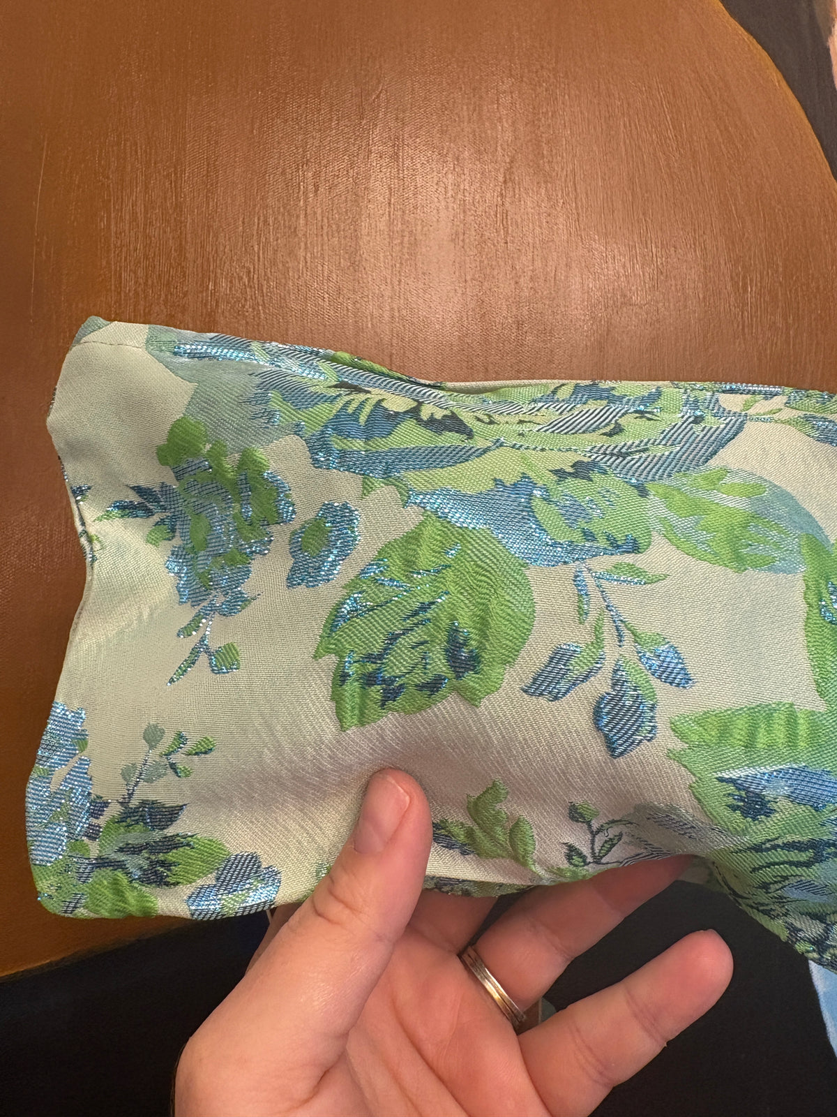 Stor Clutch i mint grøn med grønnest blå blomster / blade med glimmer | 27x18 cm