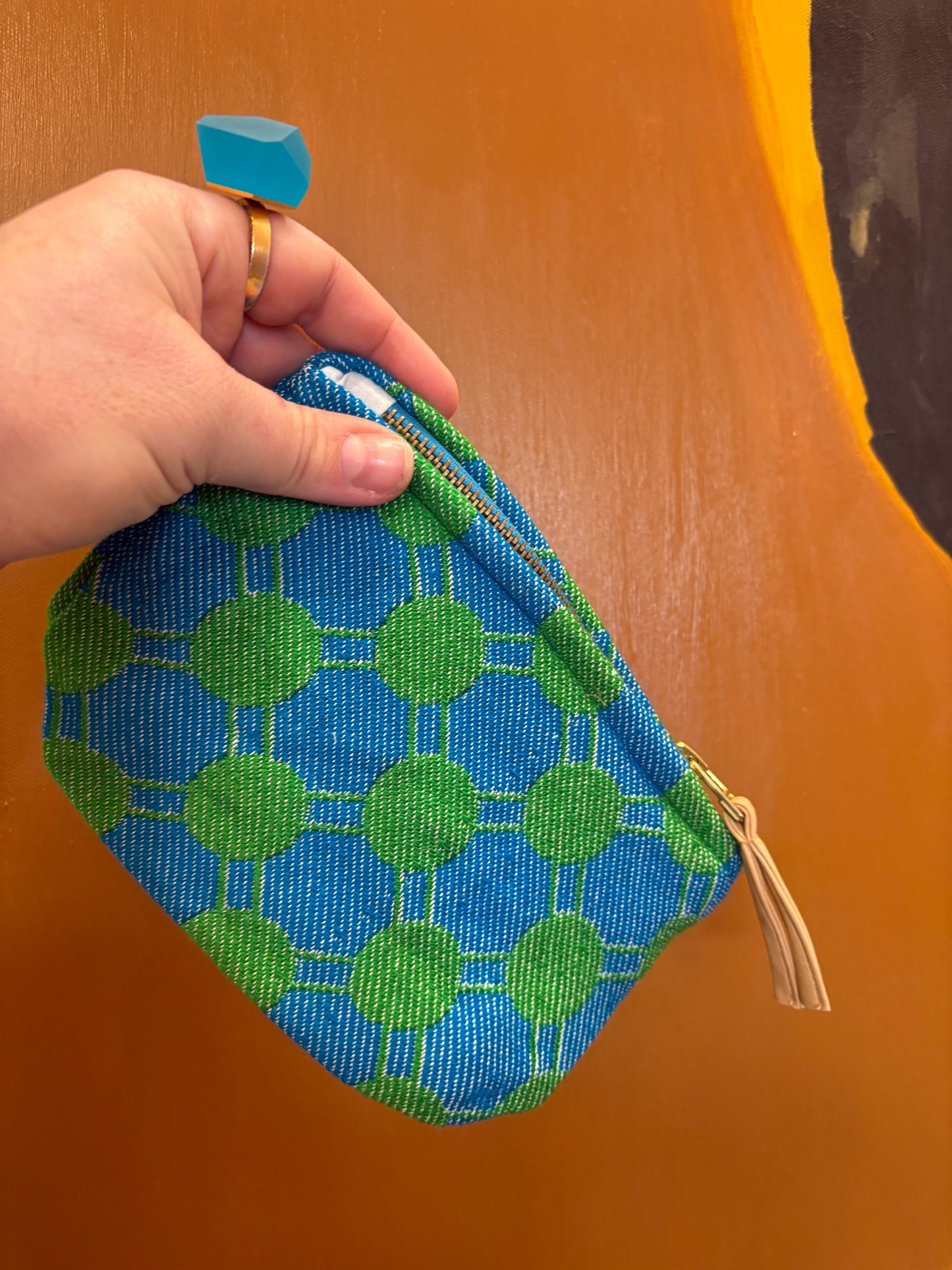 Lille clutch i mørke blå med grønne cirkler
