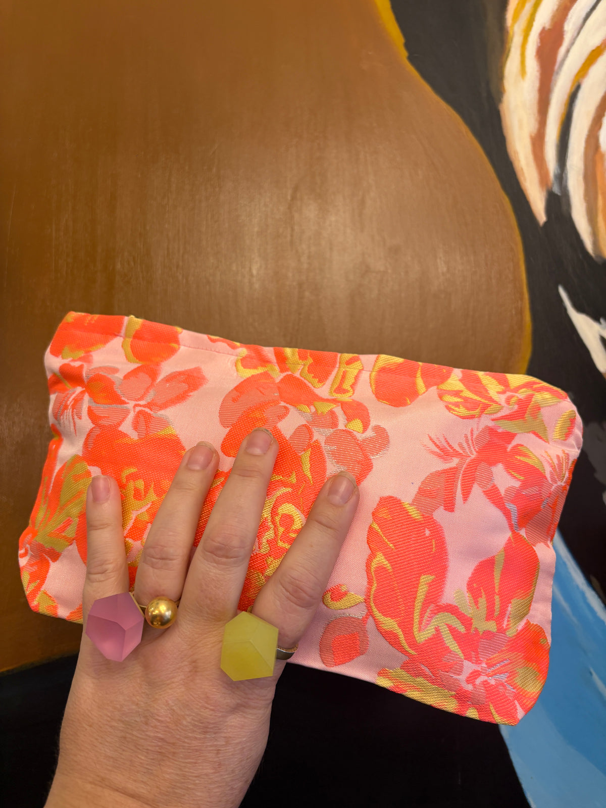Stor Clutch i lyserød med orange og gule blomster | 27x18 cm