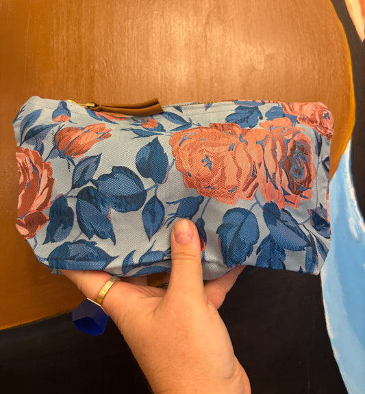 Stor Clutch i lyseblå med blå blade og gammel rosa blomster | 27x18 cm