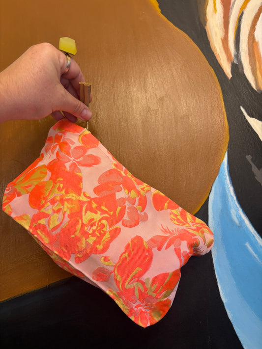 Stor Clutch i lyserød med orange og gule blomster | 27x18 cm