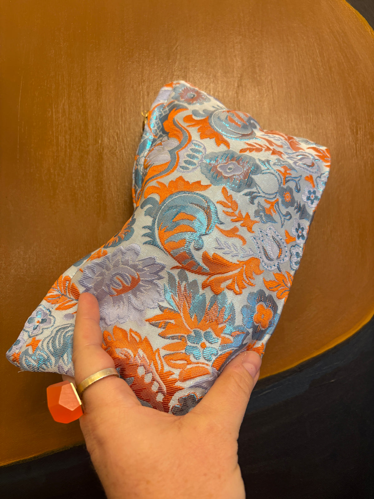Stor Clutch i lyseblå med blåt og orange mønster og metal glimmer | 27x18 cm.