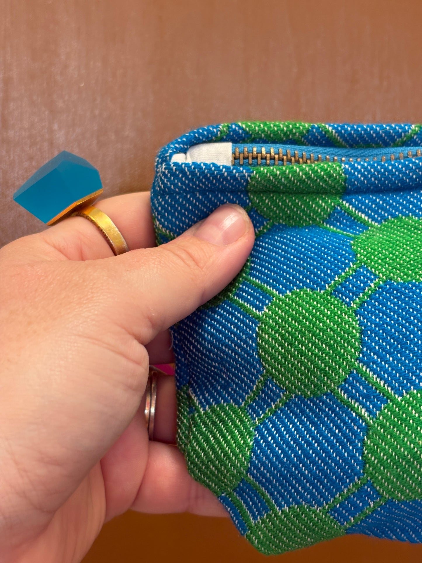Lille clutch i mørke blå med grønne cirkler