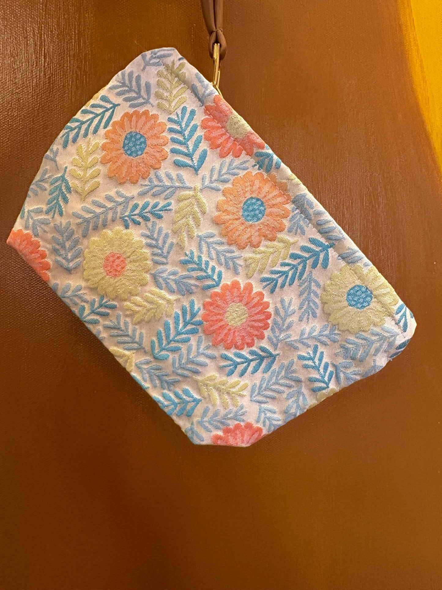 Lille clutch crem farve med blomster | 18 x 14 cm