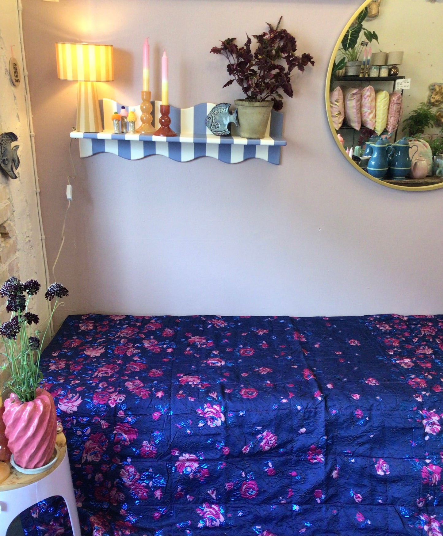 Brokade sengetæppe - Mørkeblåt med blomster