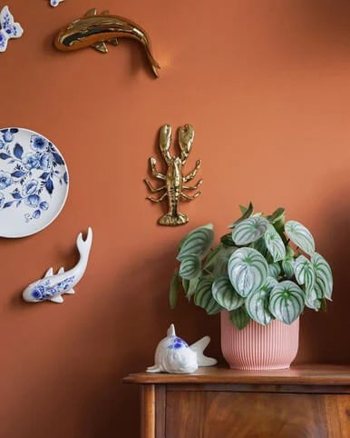Koikarpe til væggen i porcelæn – Hvid med små blå blomster dekoration