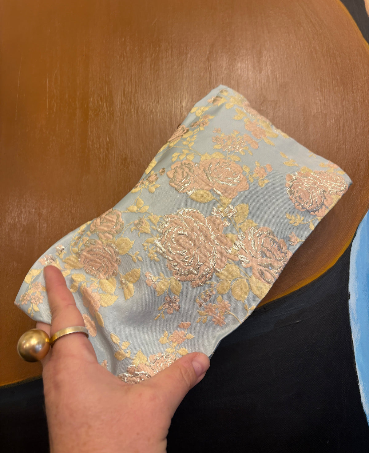 Stor Clutch i lyseblå med lyserøde blomster og glimmer | 27x18 cm