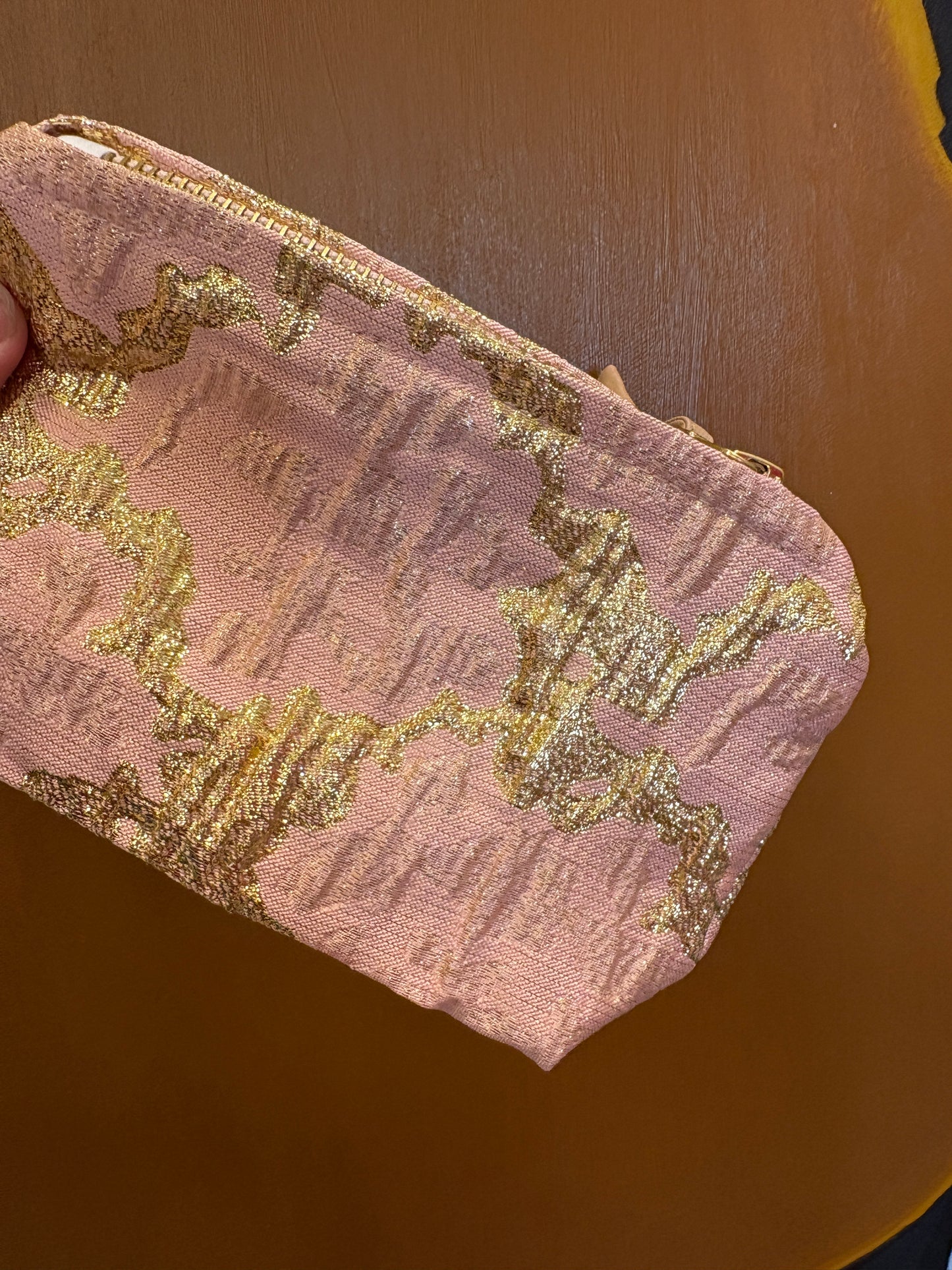 Lille clutch i lyserød med guld mønster | 18 x 14