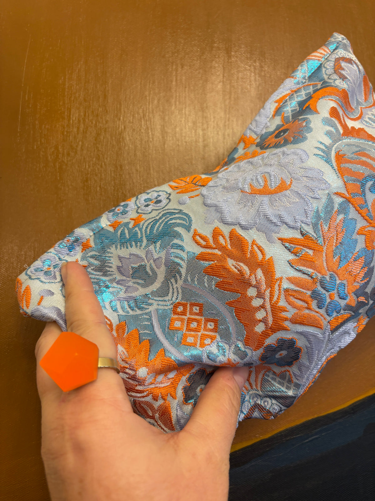 Stor Clutch i lyseblå med blåt og orange mønster og metal glimmer | 27x18 cm.