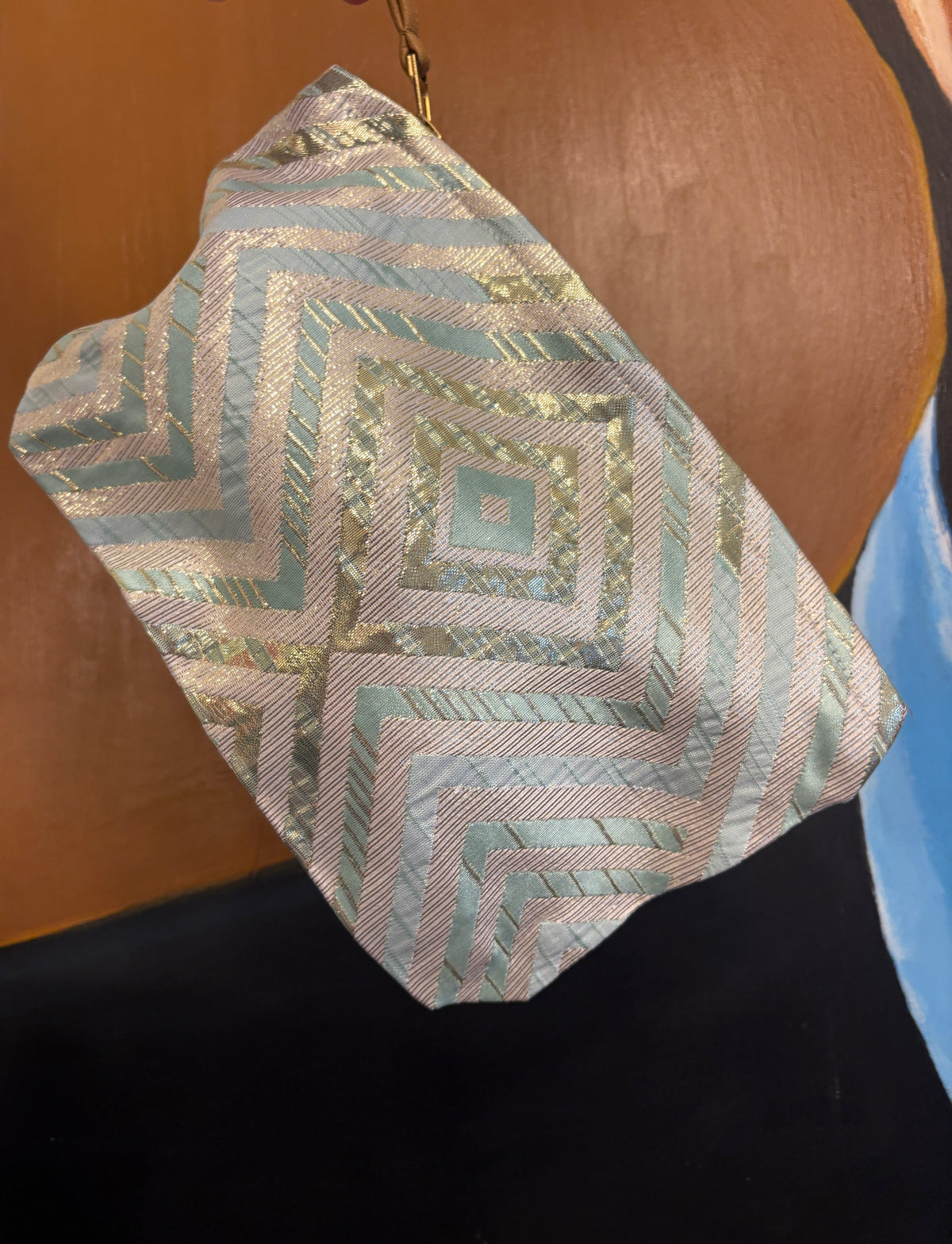 Stor Clutch i hvid med blåt og grønt mønster med glimmer | 27x18 cm