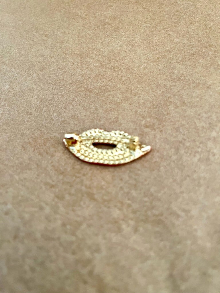 Broche røde læber