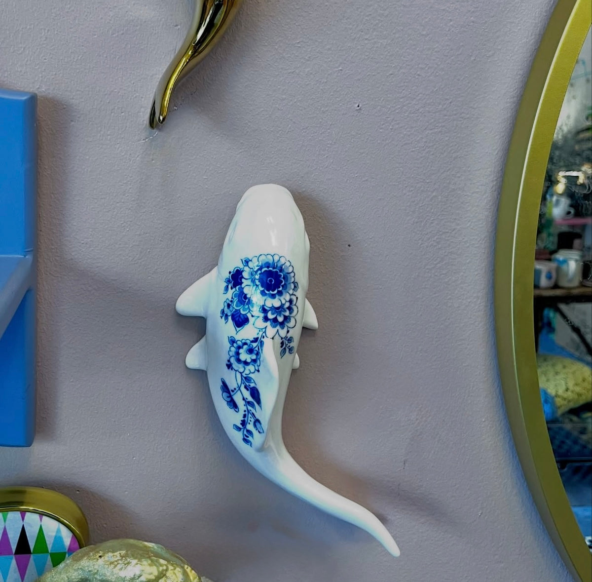 Koikarpe til væggen i porcelæn – Hvid med små blå blomster dekoration