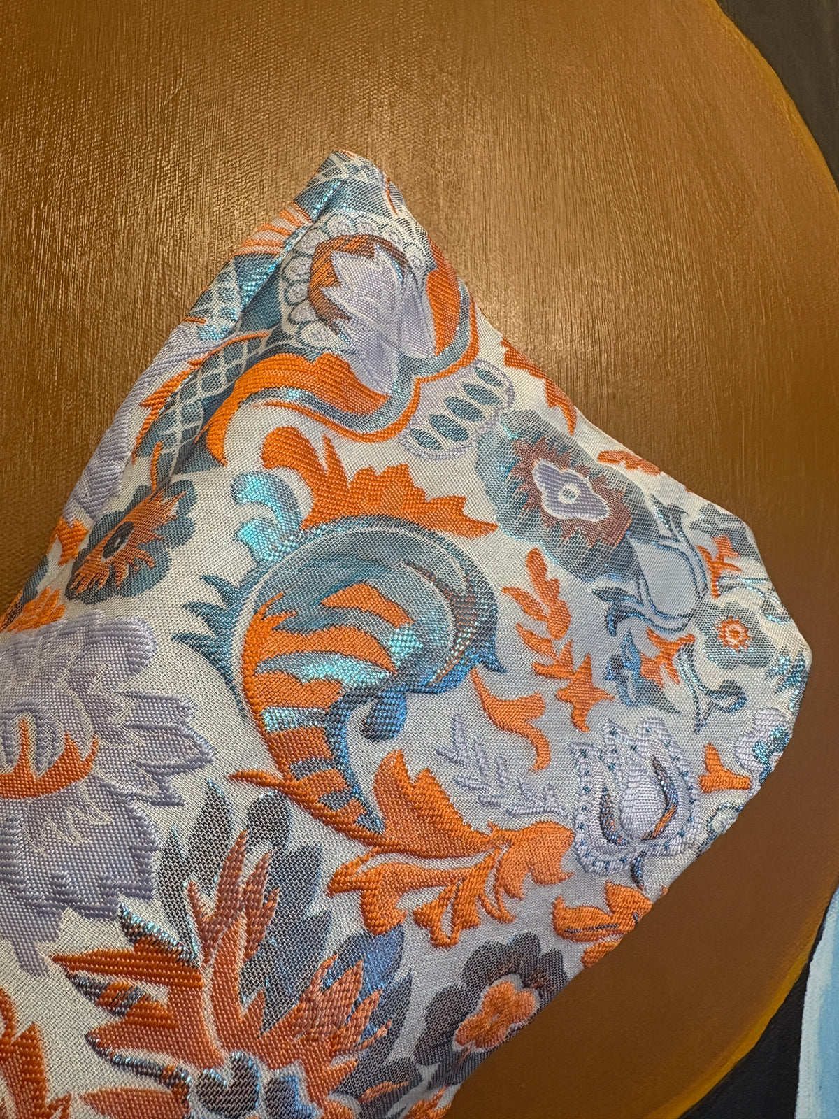 Stor Clutch i lyseblå med blåt og orange mønster og metal glimmer | 27x18 cm.