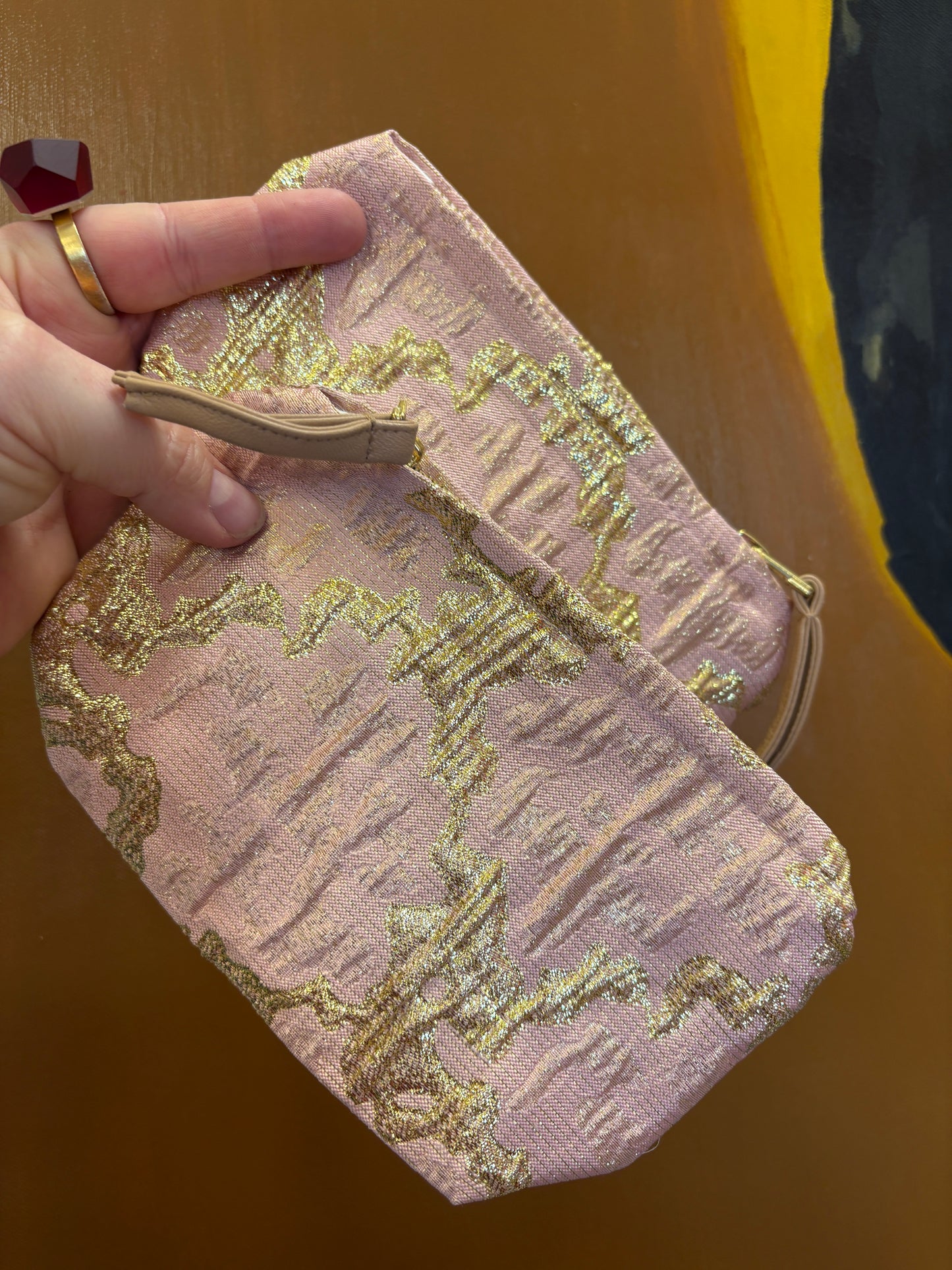 Lille clutch i lyserød med guld mønster | 18 x 14