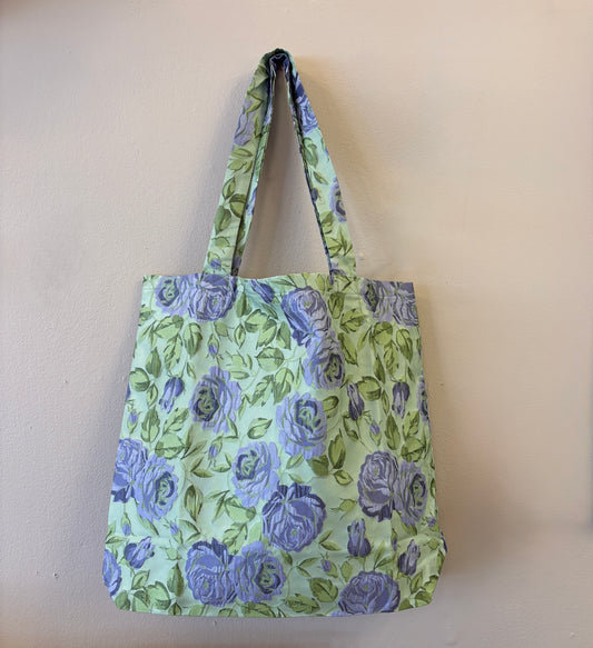 Skuldertaske i brokade resttekstil - lysegrøn med lilla blomster