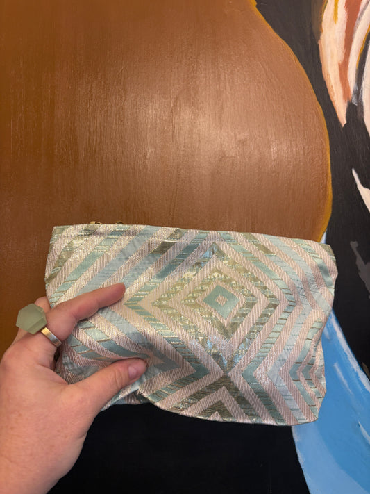 Stor Clutch i hvid med blåt og grønt mønster med glimmer | 27x18 cm