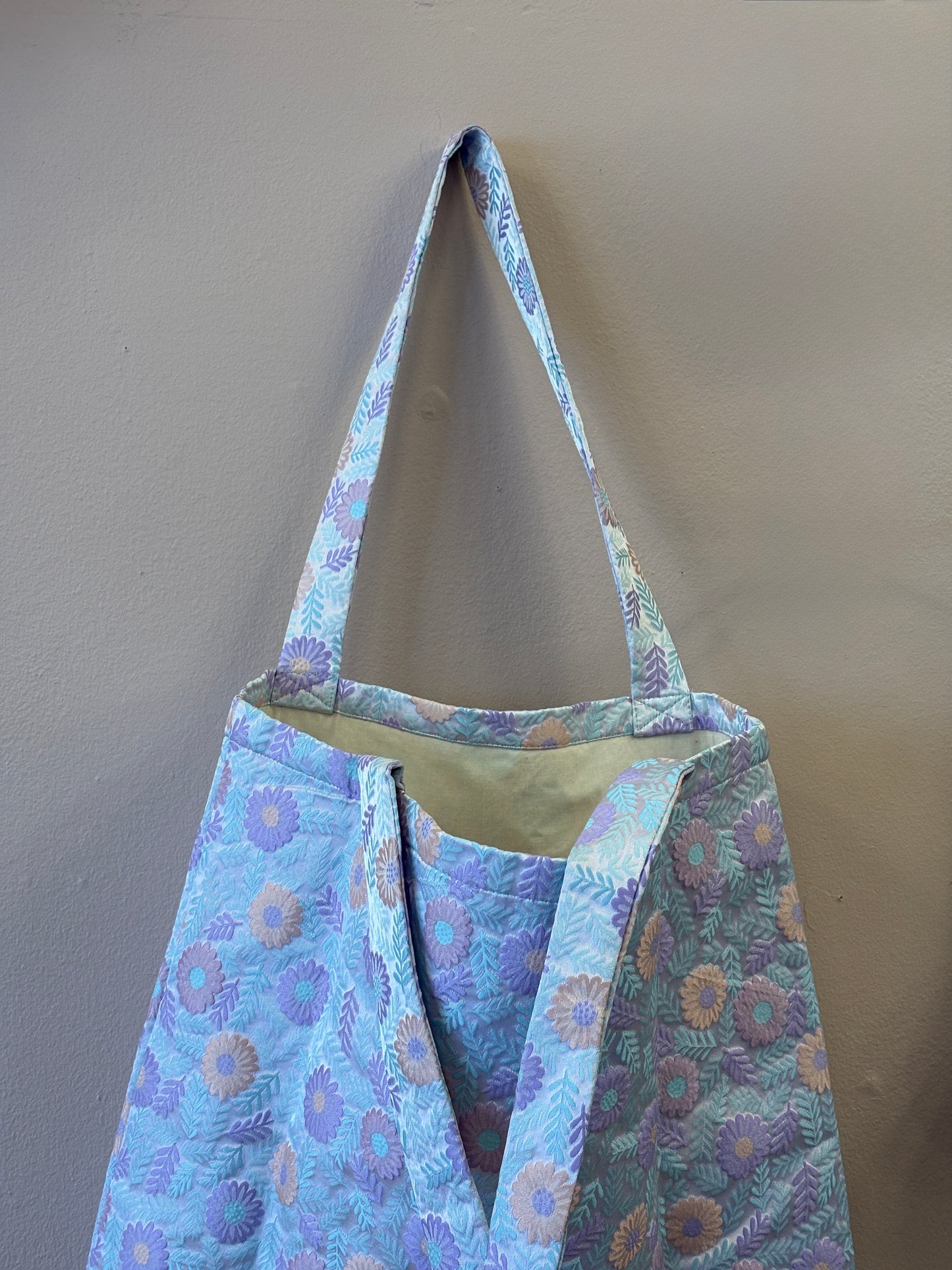 Skuldertaske i brokade resttekstil - med orange og lilla blomster