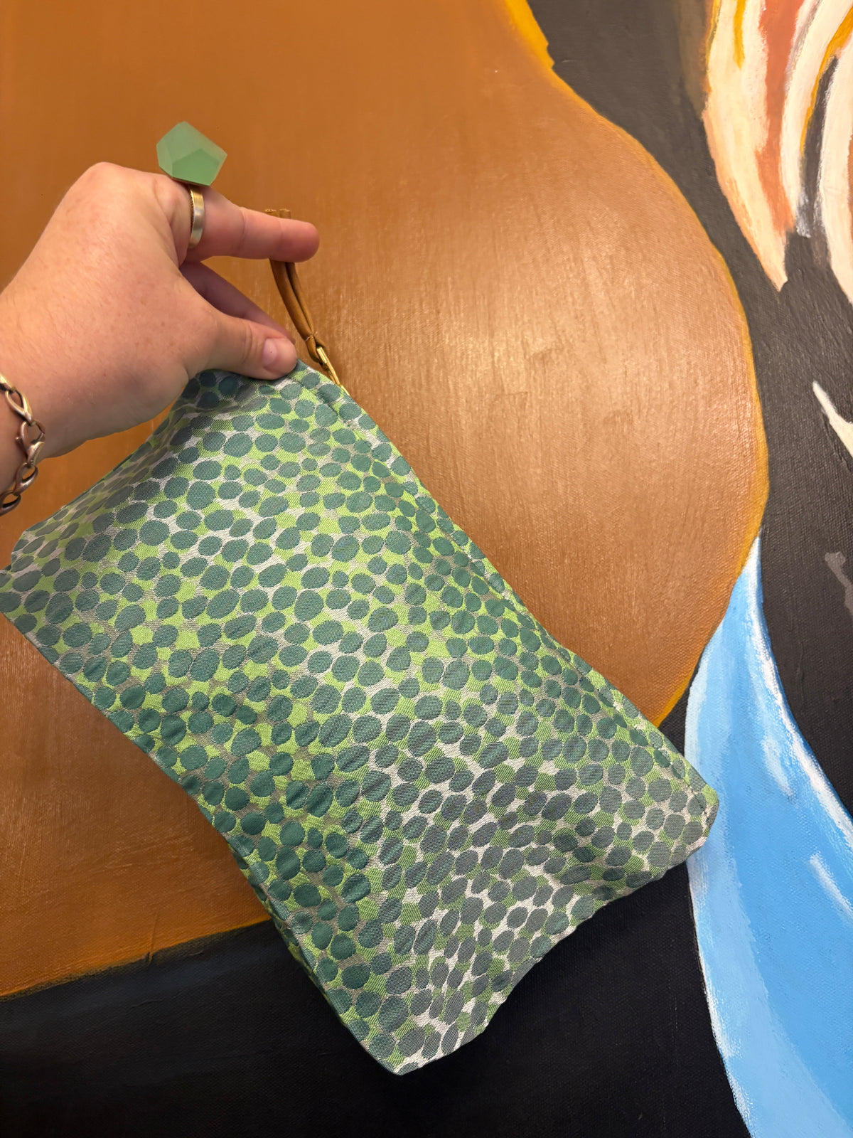 Stor Clutch i grøn med prikker | 27x18 cm
