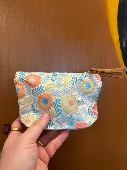 Lille clutch med lyseblå blade og gule/ orange blomster | 18 x 14 cm.